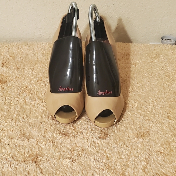 Vince Camuto Natural Cream Color Peep Toes Pumps womens size 8. - Picture 2 of 8